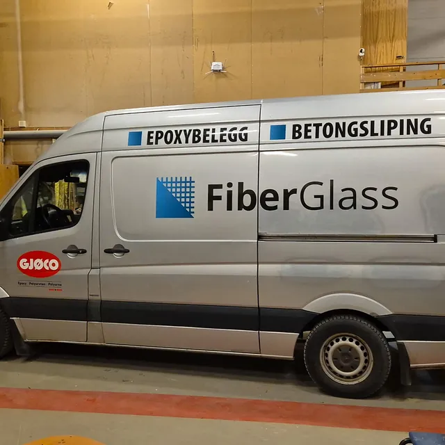 Varebil med logoer på